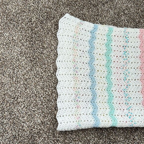 Vintage Handknit Baby Girl Boy Stripped White Pink Blanket - Picture 7 of 9